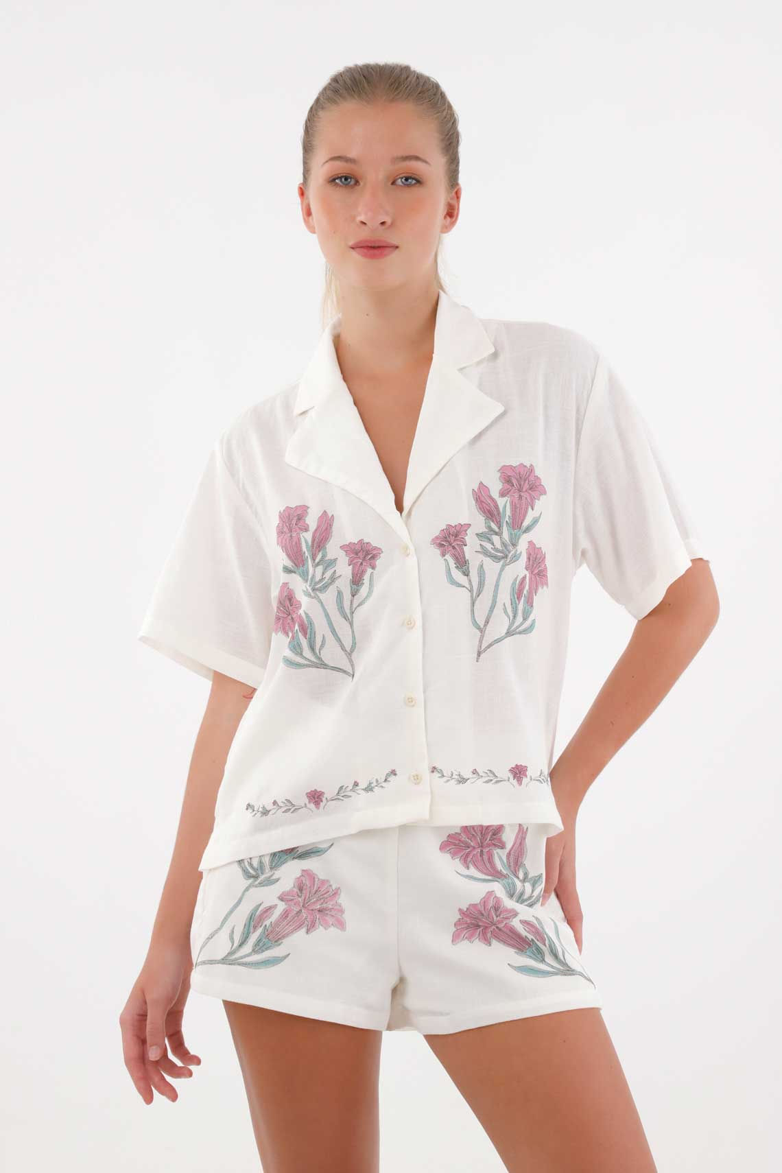 Camisa resort con estampado decorativo para mujer