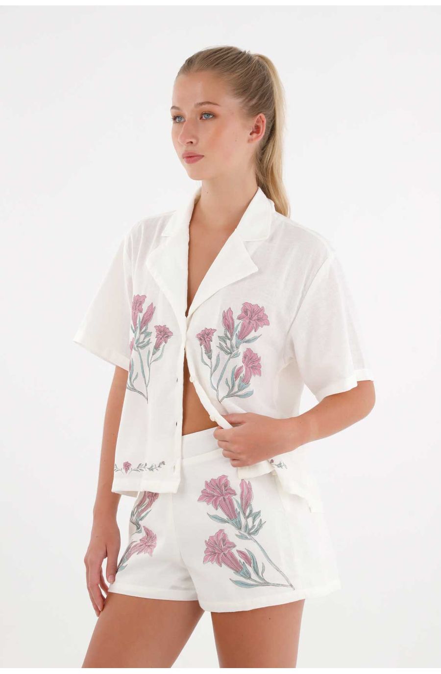 Short con detalles florales crudo para mujer