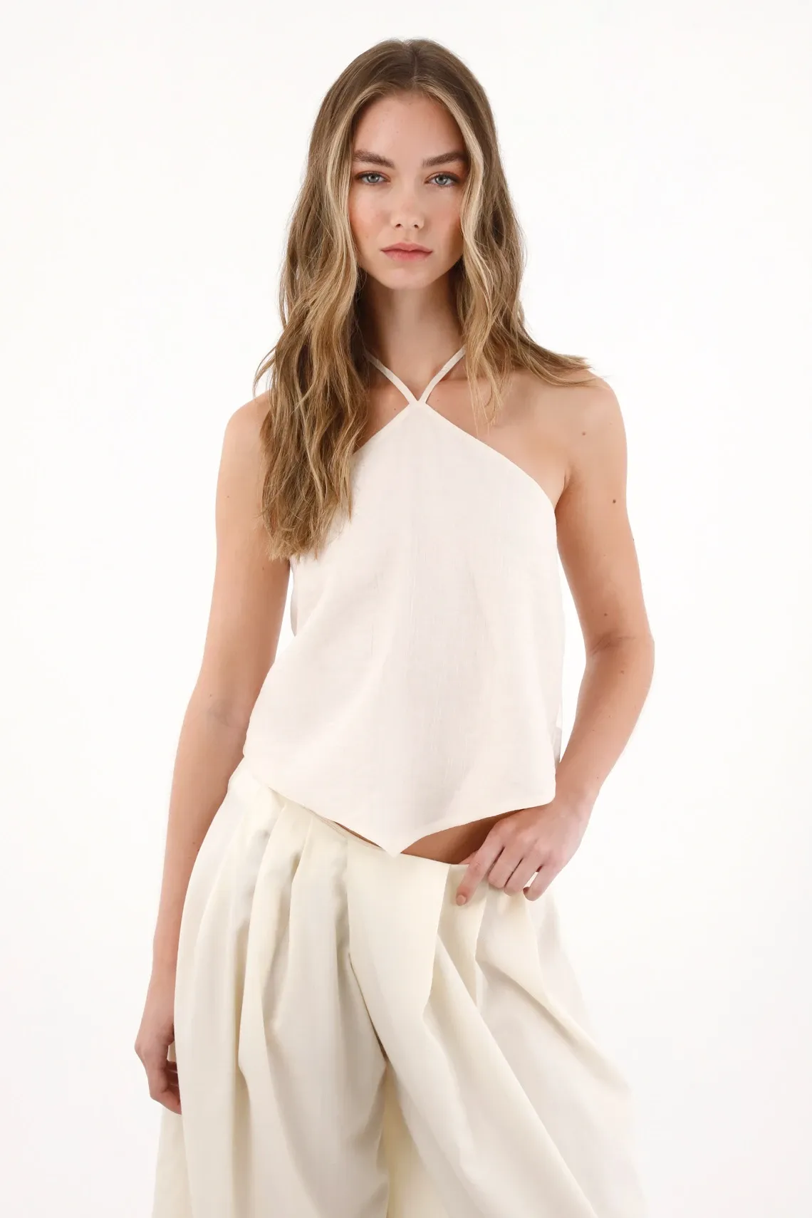 Camisa con amarre en cuello y escote en espalda para mujer