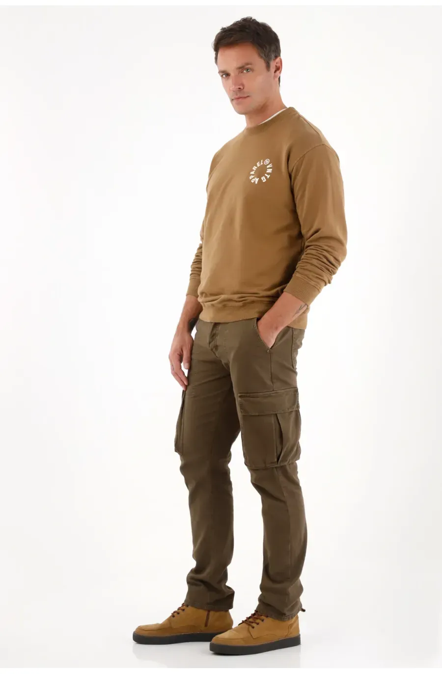 Pantalón con bolsillos de tapa café para hombre
