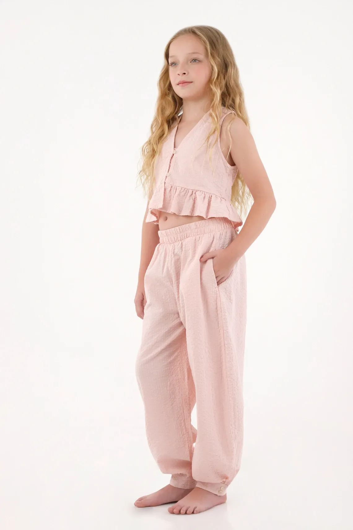 Pantalón en tela con textura rosado para niña
