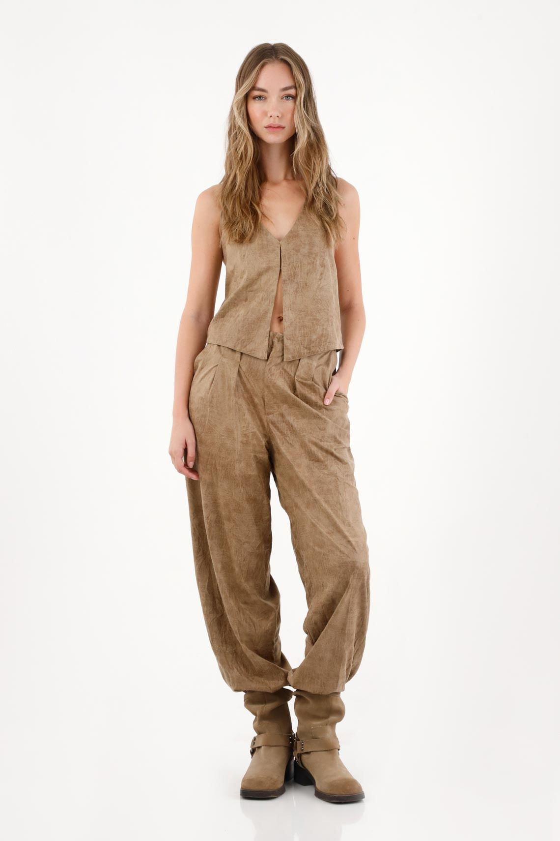 Pantalón en cuero sintético café para mujer