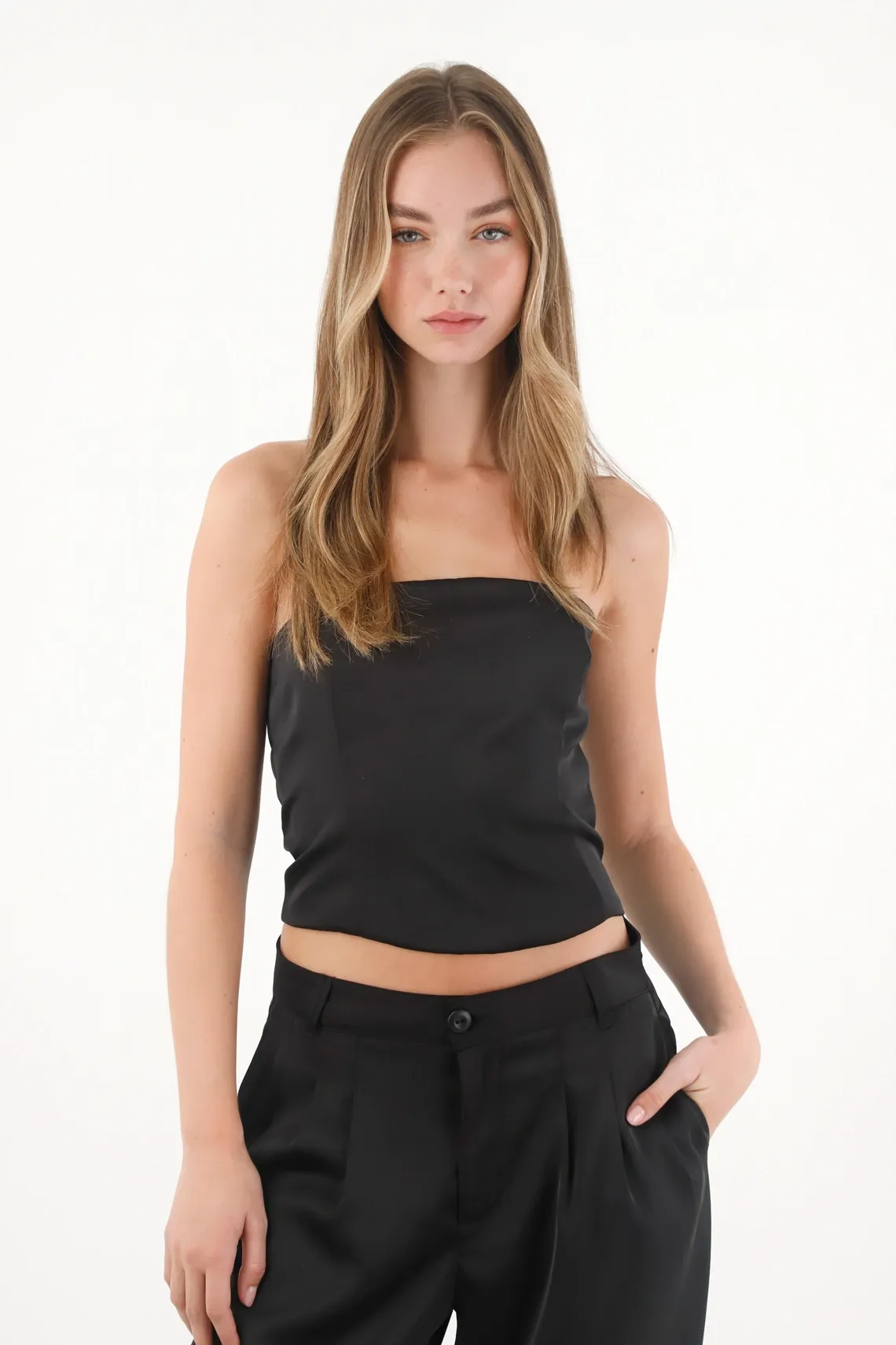 Camisa strapless en satín negra para mujer