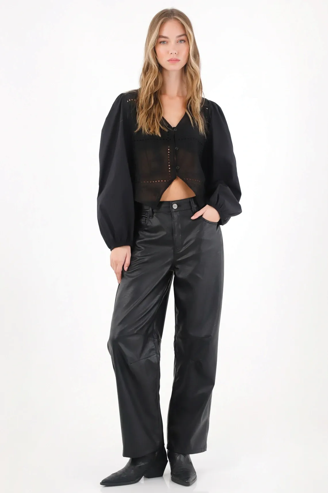 Camisa con leve transparencia negra para mujer