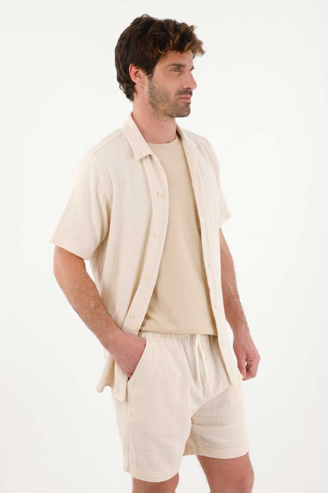 Bermuda tipo chino con textura crudo para hombre