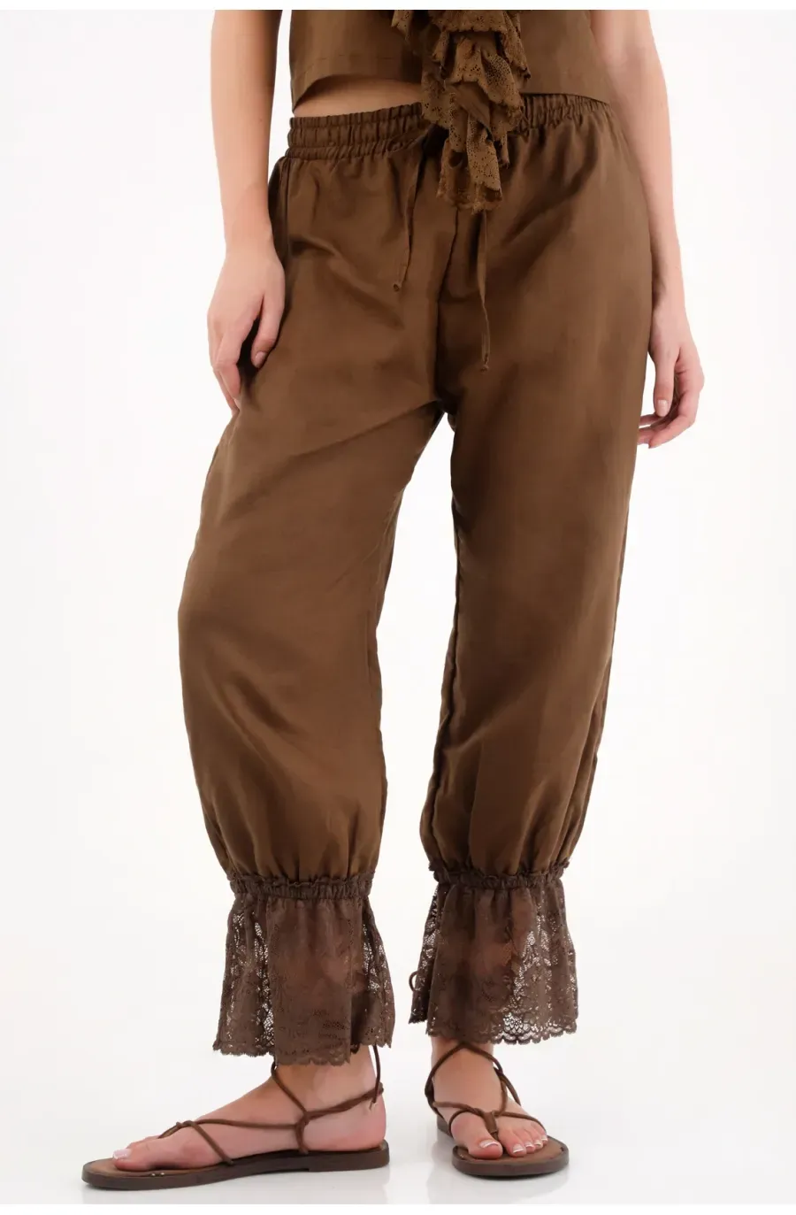 Pantalón con elástico y encaje en bota café para mujer