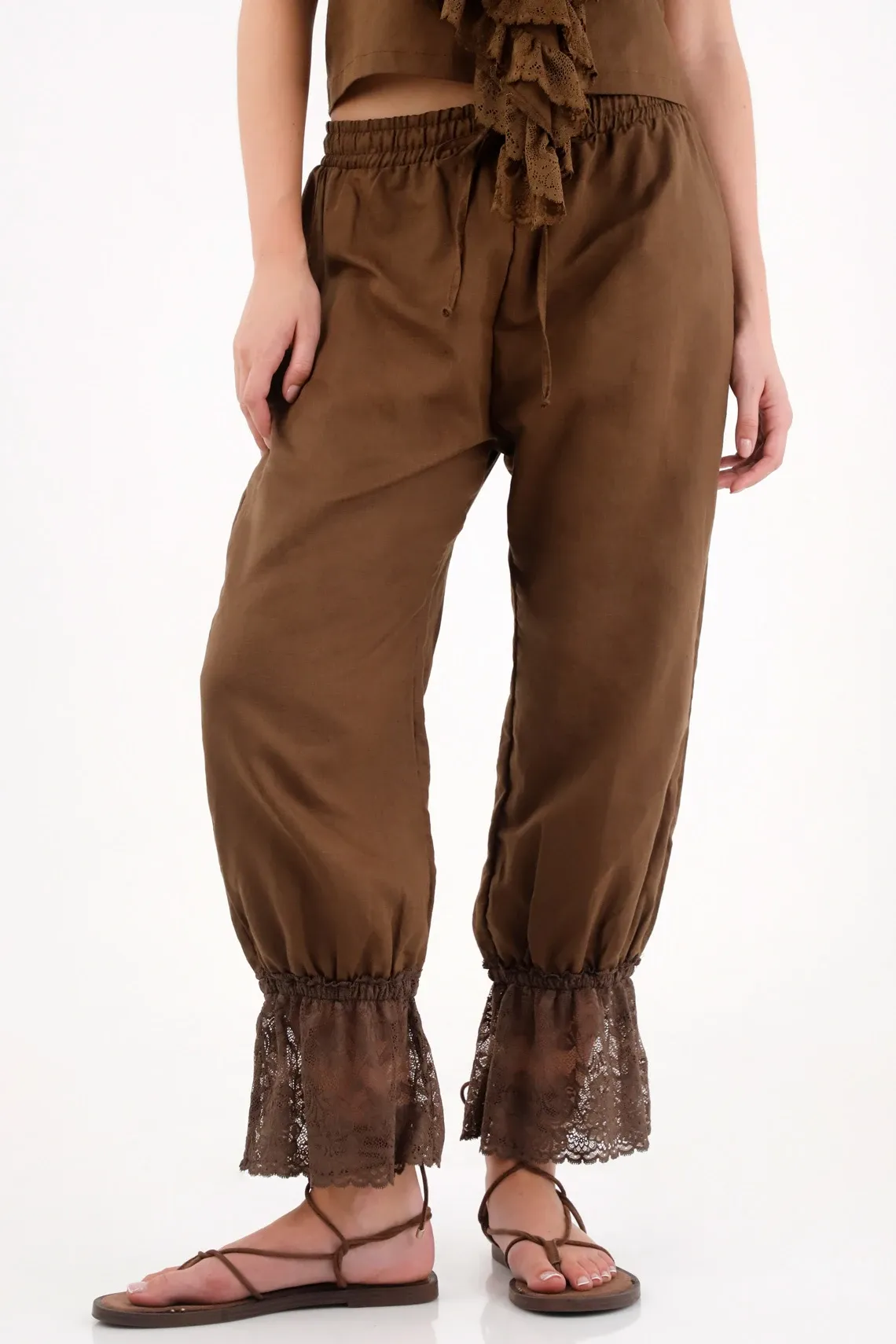 Pantalón con elástico y encaje en bota café para mujer