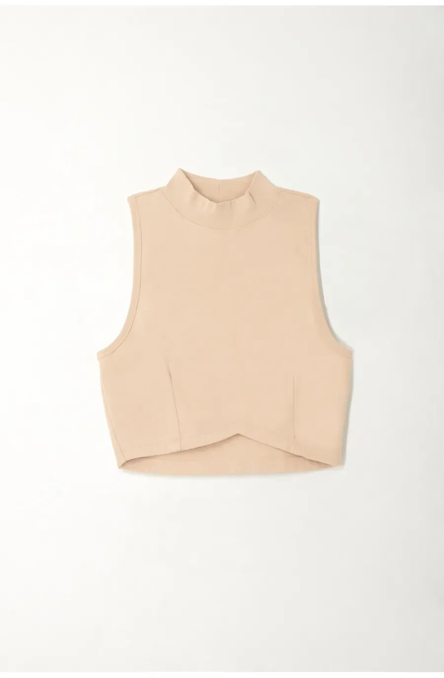 Camiseta crop ajustada con ruedo asimétrico crudo con diseño limpio para mujer