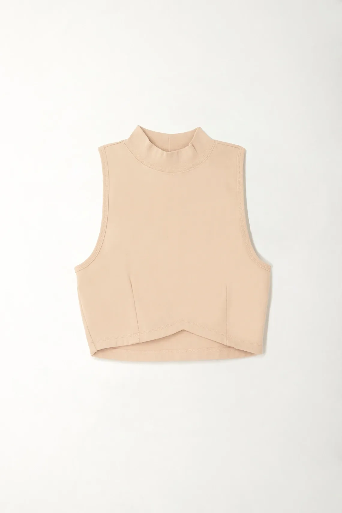 Camiseta crop ajustada con ruedo asimétrico crudo con diseño limpio para mujer