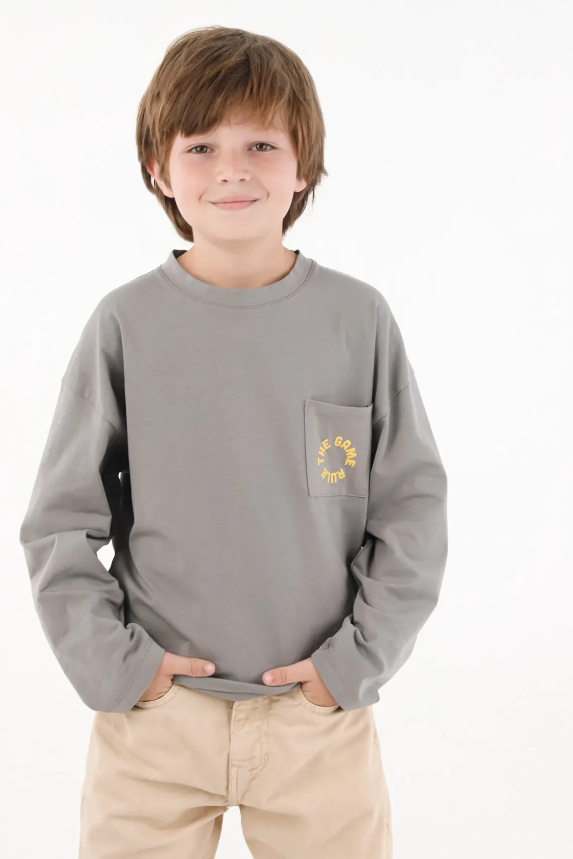 Camiseta manga corta y cuello redondo gris para niño