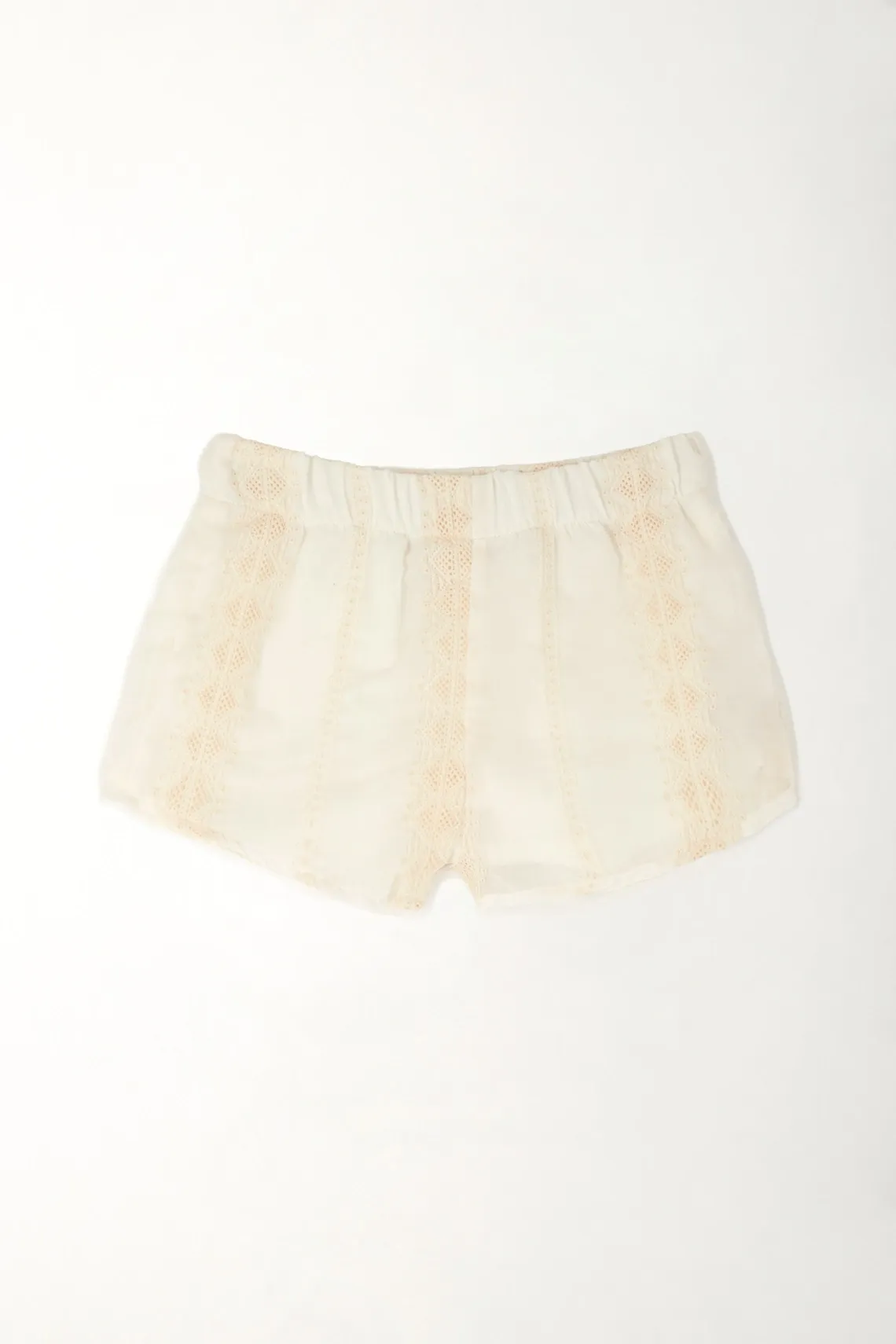 Short con detalles bordados crudo para niña