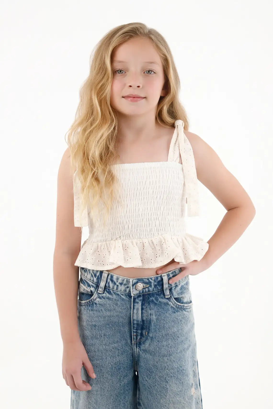 Camisa con detalles de ojalillo crudo para niña