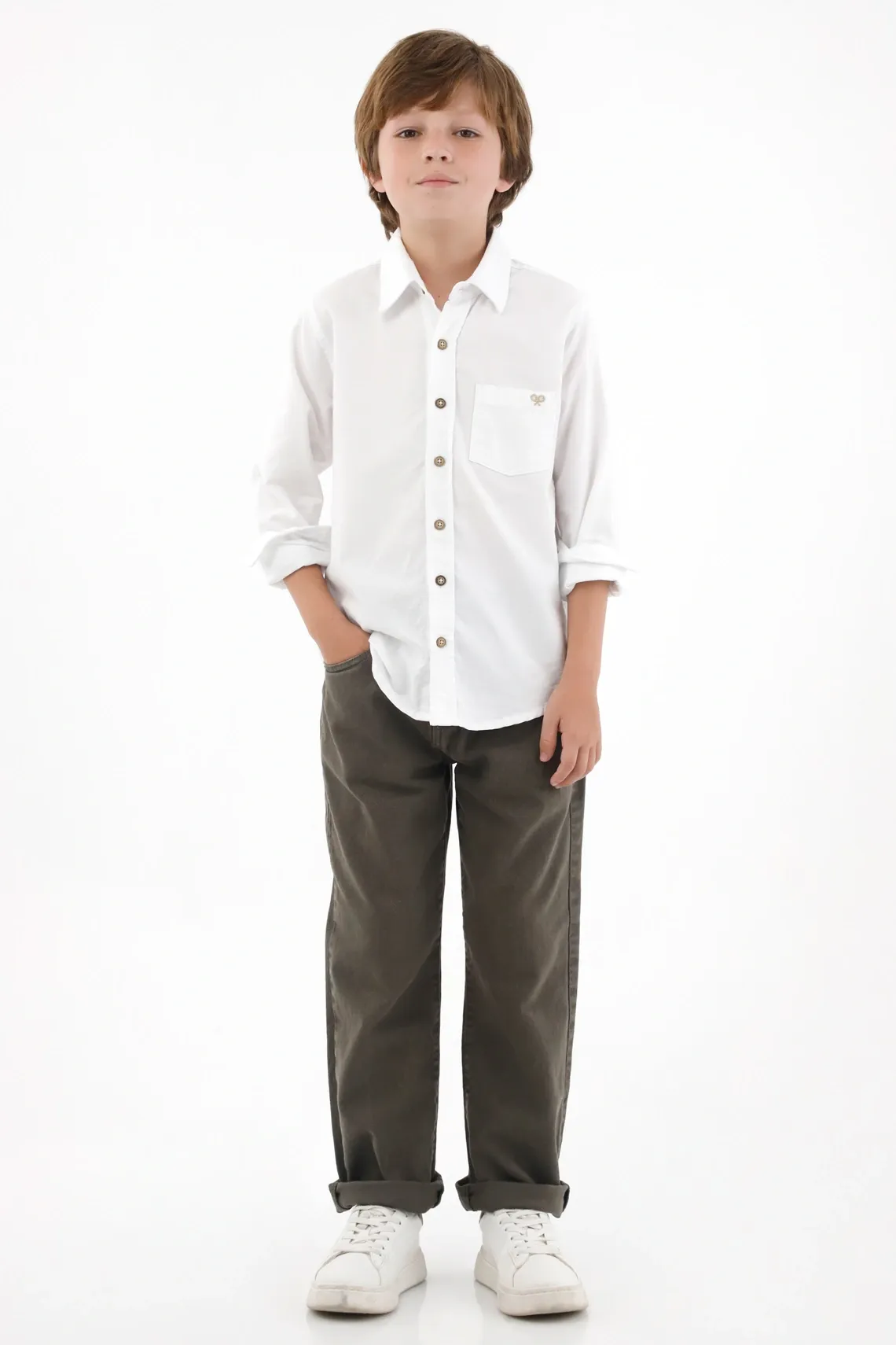 Camisa con bolsillo de parche blanca para niño
