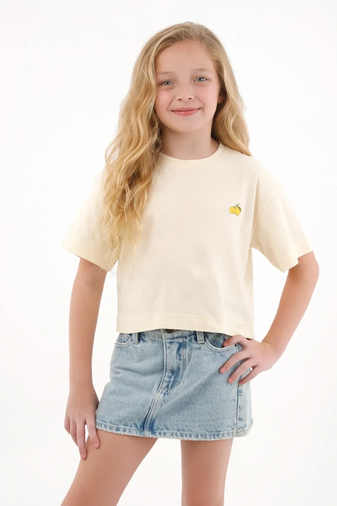 Camiseta Boxy fit con mini bordado crudo para niña
