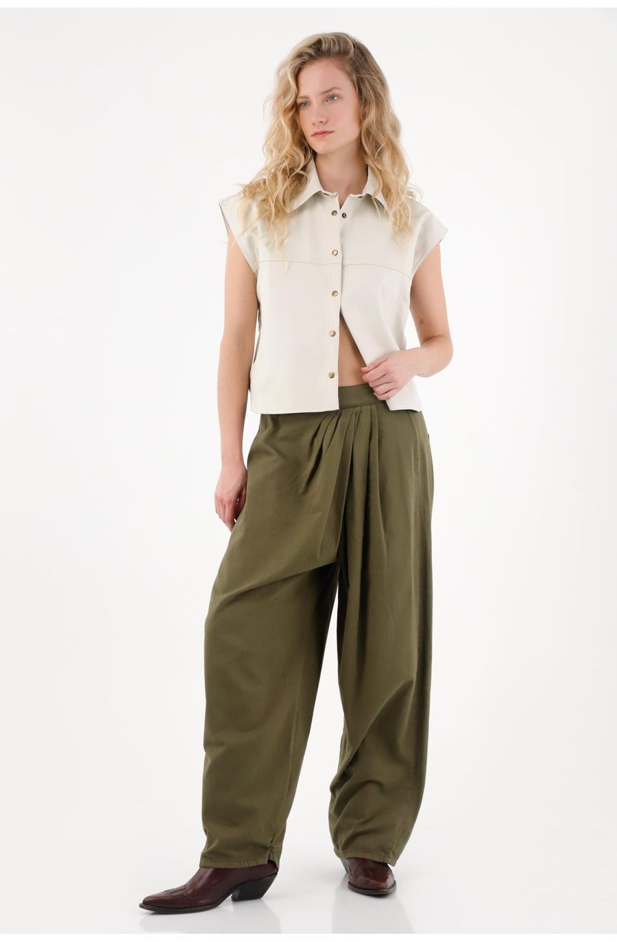Pantalón en drill liviano verde para mujer