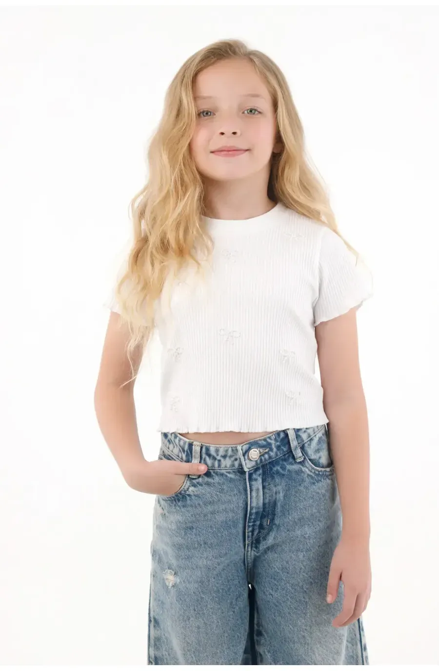 Camiseta en rib con ruedo ondulado blanca para niña