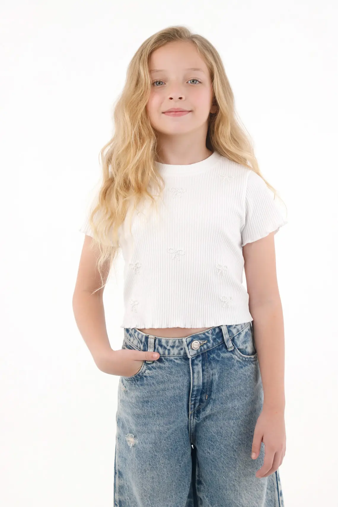 Camiseta en rib con ruedo ondulado blanca para niña