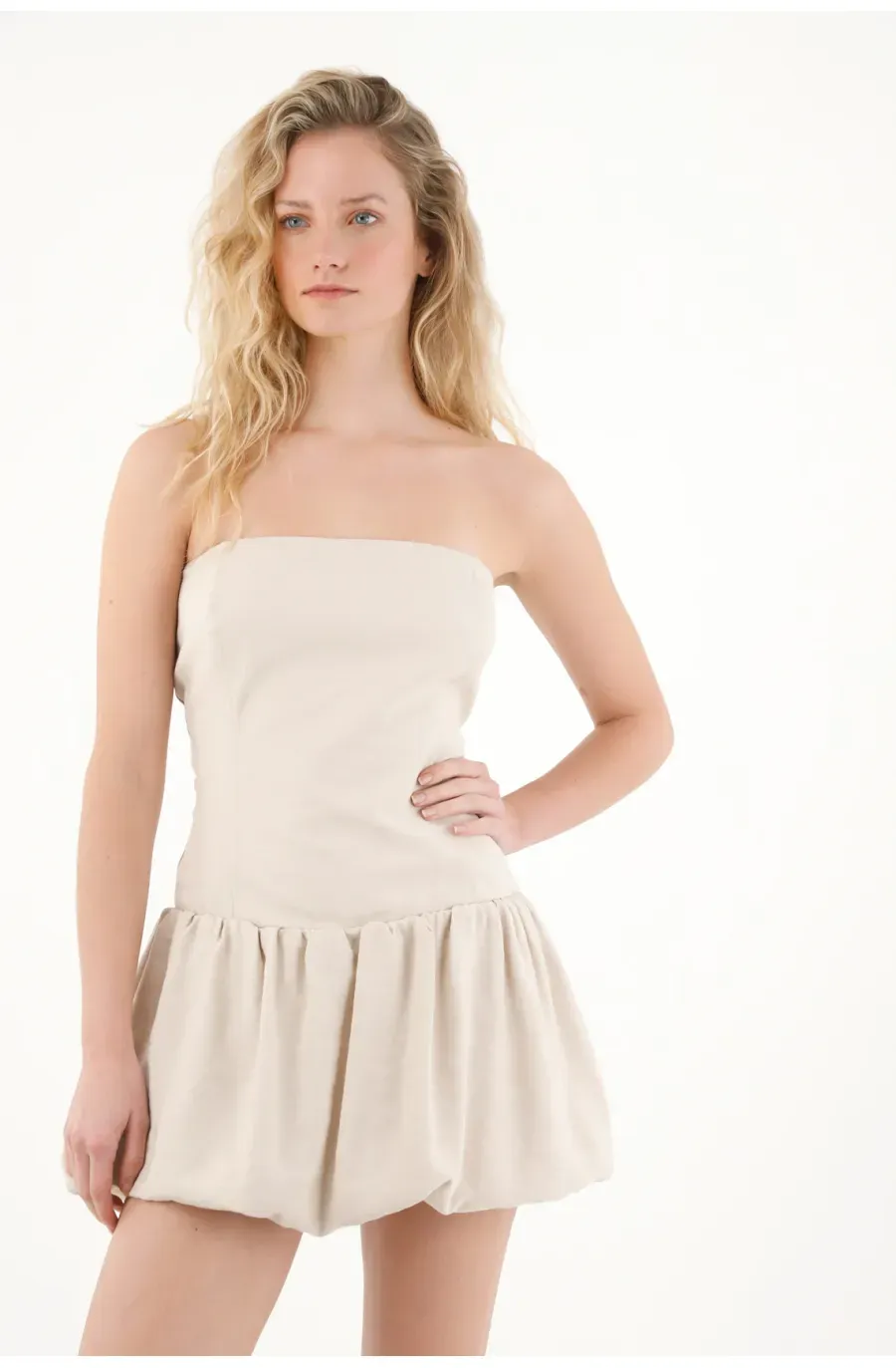 Vestido strapless silueta globo crudo para mujer
