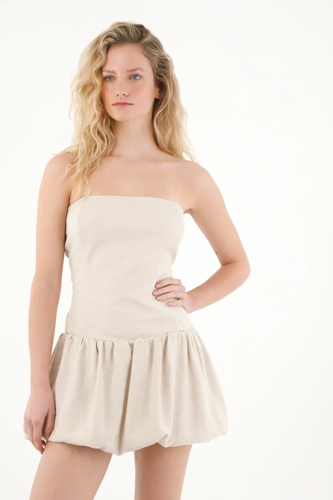 Vestido strapless silueta globo crudo para mujer