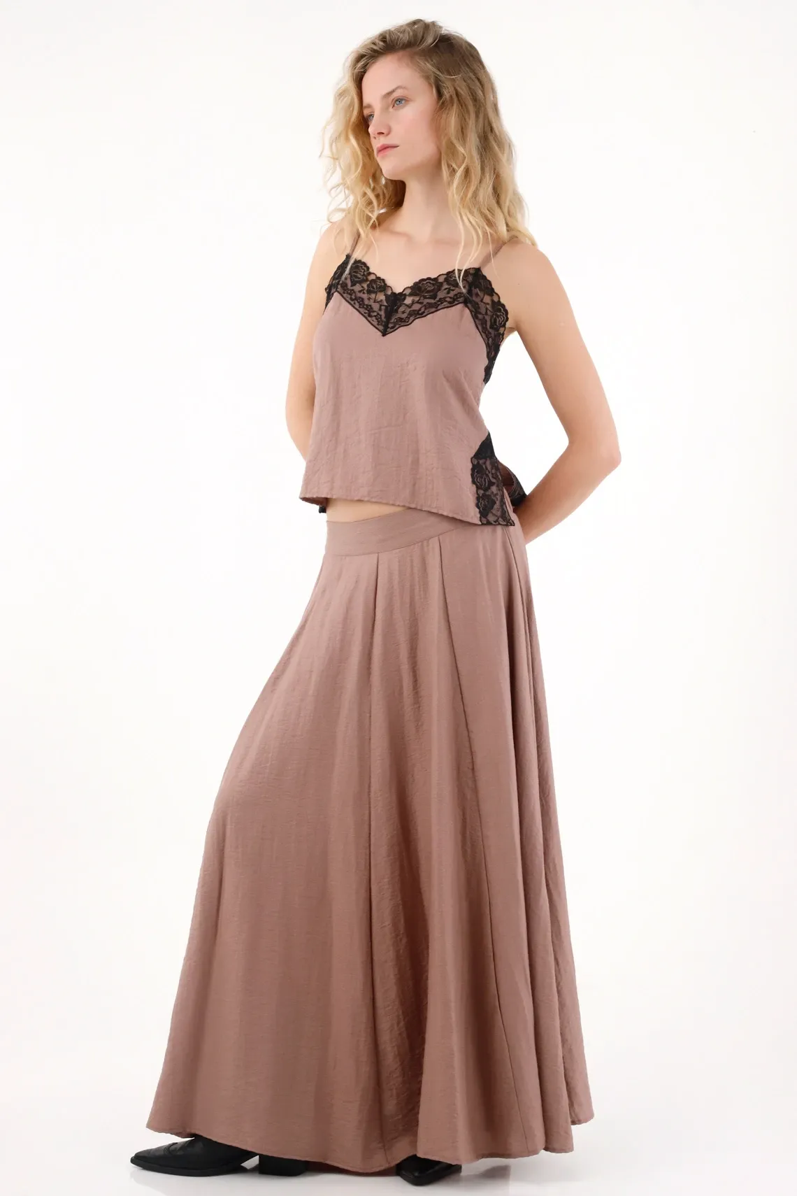 Camisa de tiras con encaje café para mujer