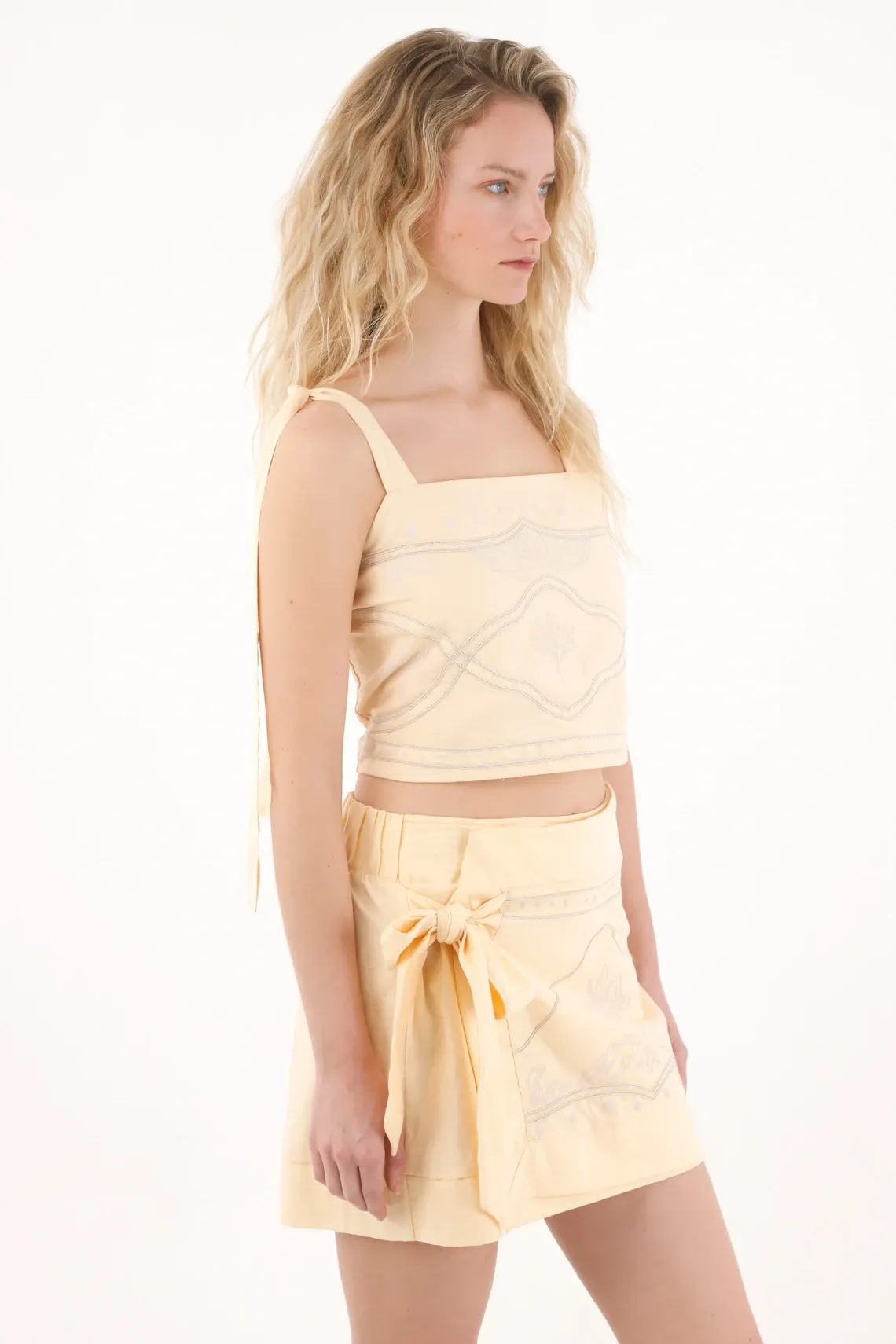 Falda corta con detalles bordados amarilla para mujer