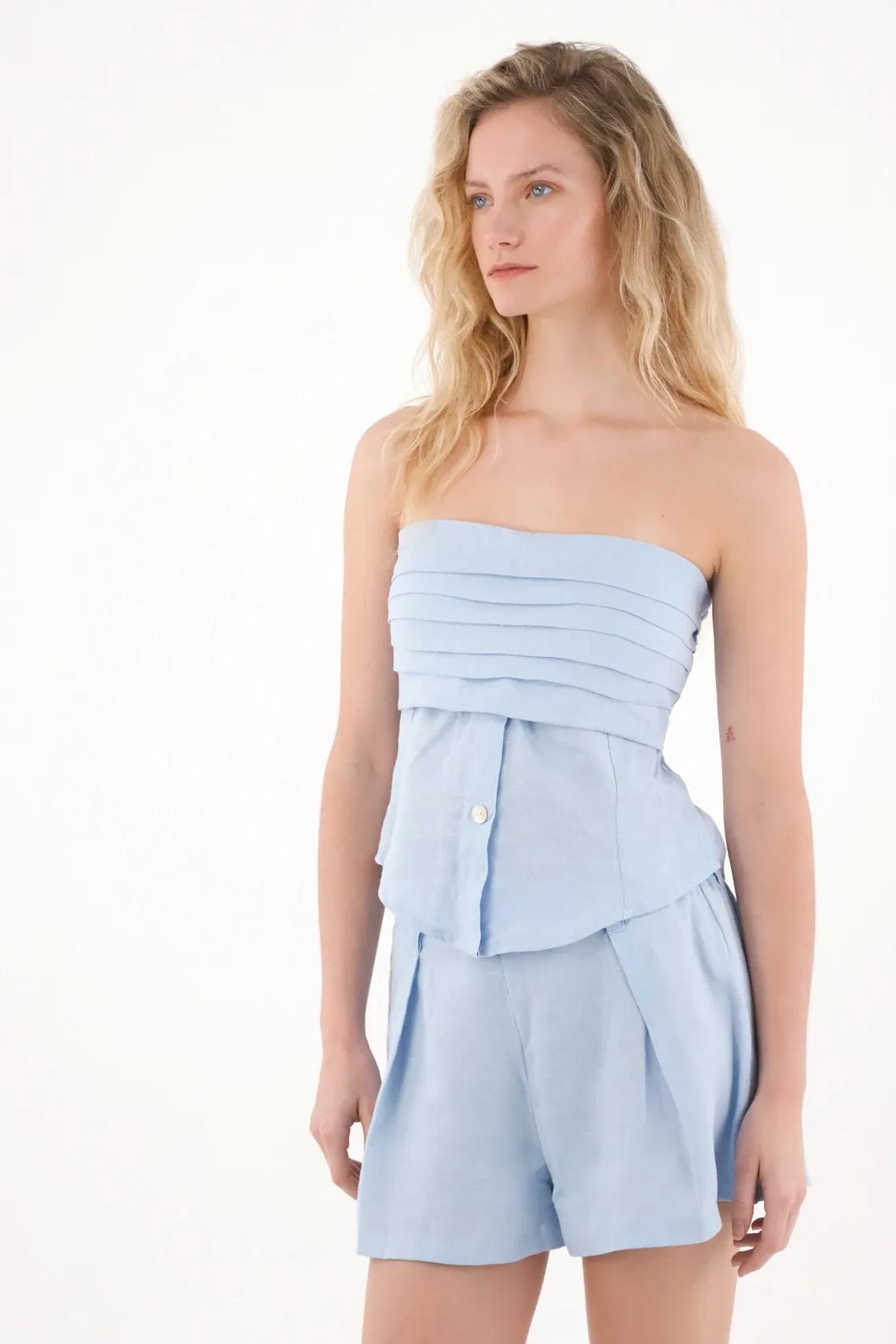 Short en lino con prenses azul para mujer