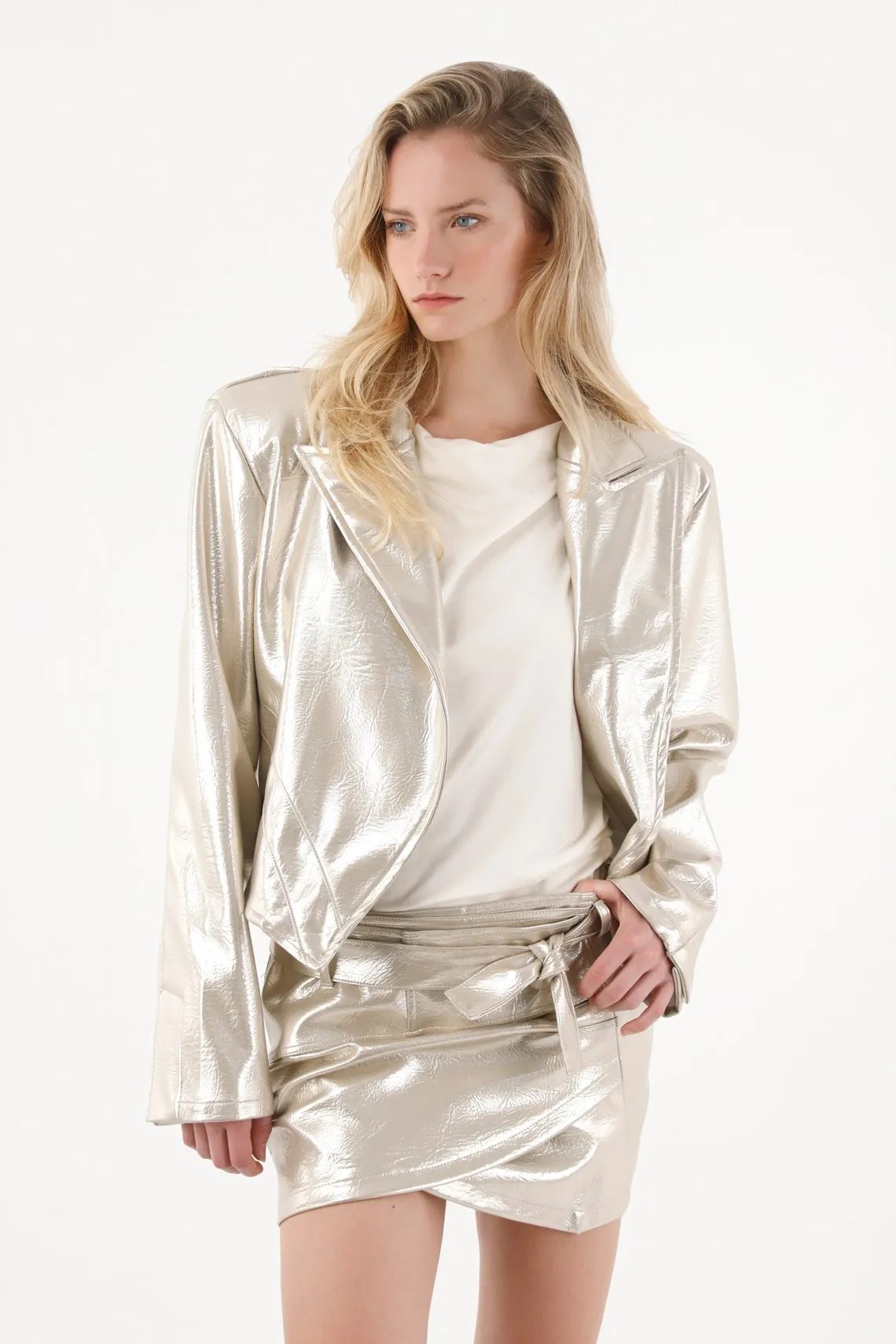 Falda corta de imitación cuero brillante crudo para mujer