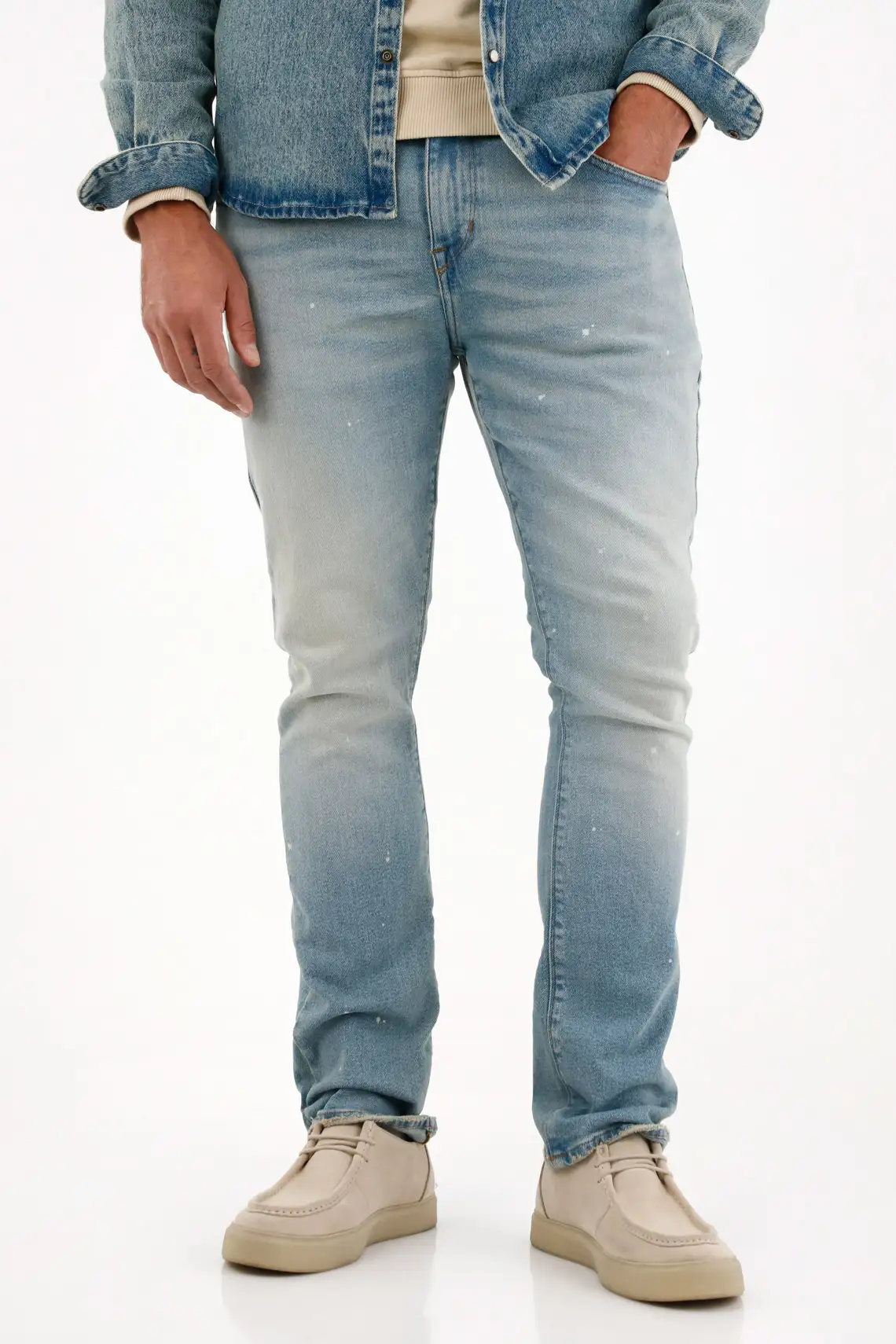 Jean Nudy tono claro con estructura ligera para hombre