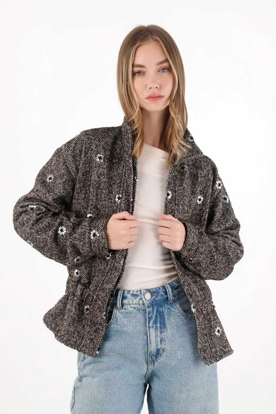 Chaqueta con efecto brillante y lentejuelas café para mujer