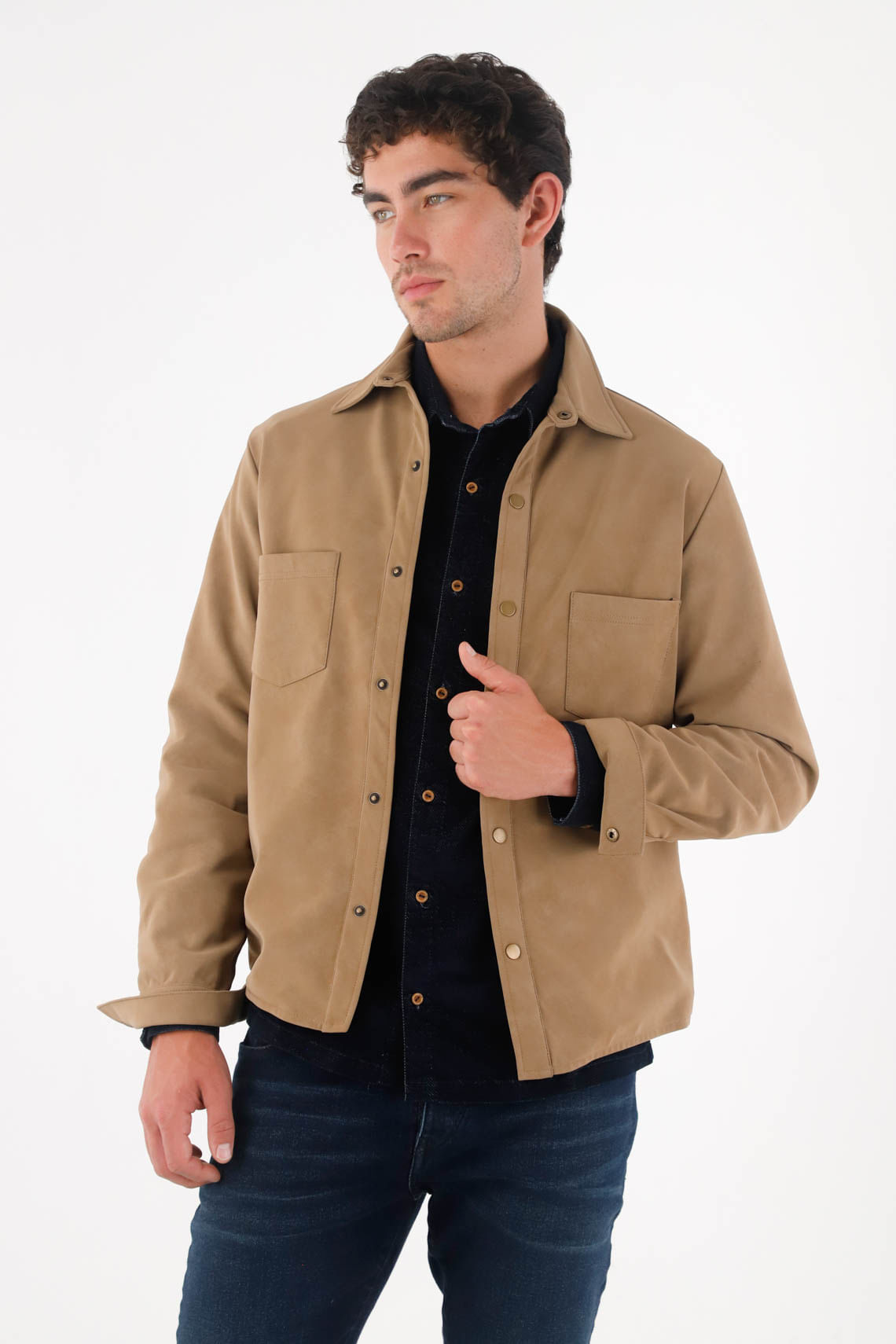 Chaqueta tipo camisa de textura suave café para hombre