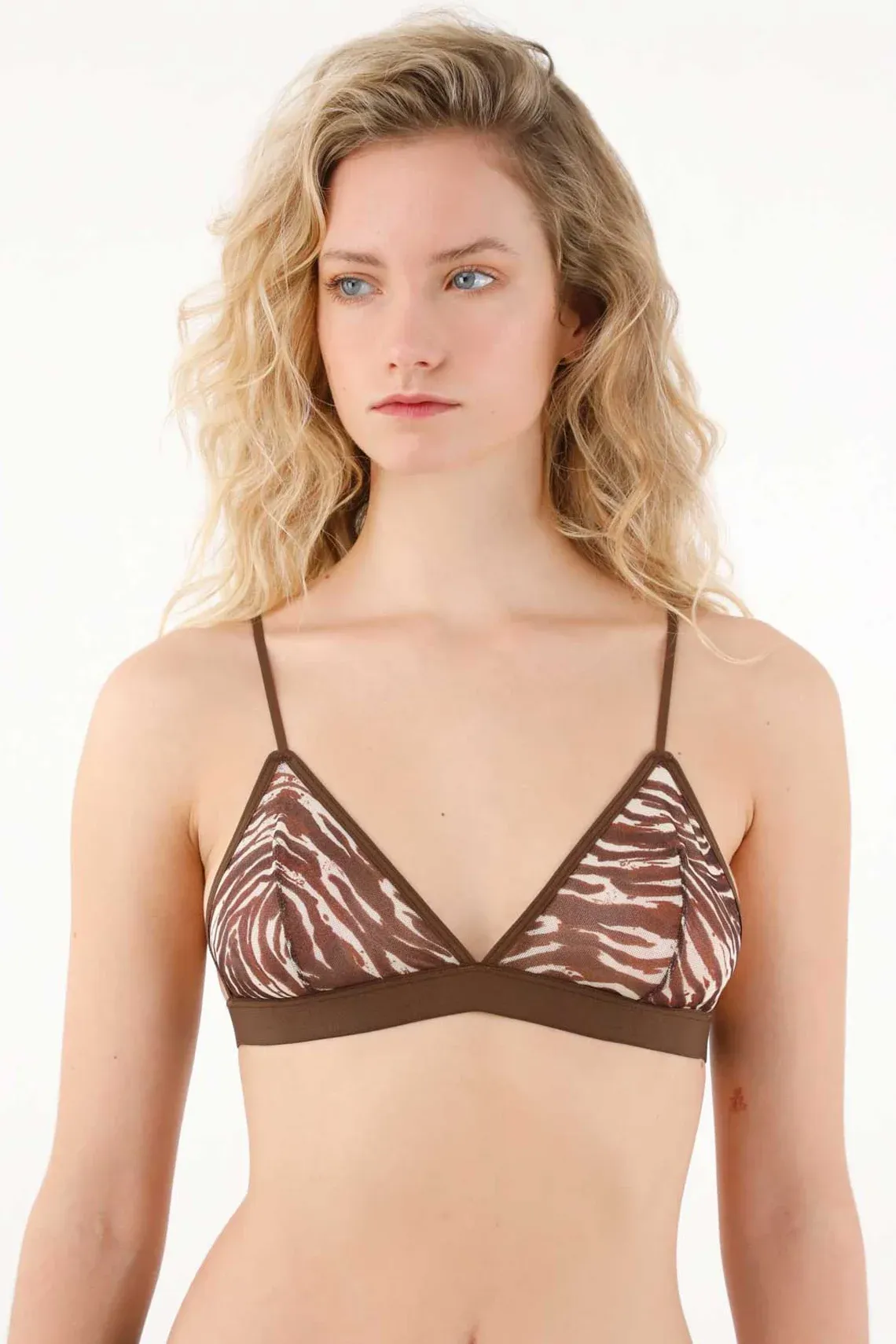 Top triangular estampado café para mujer