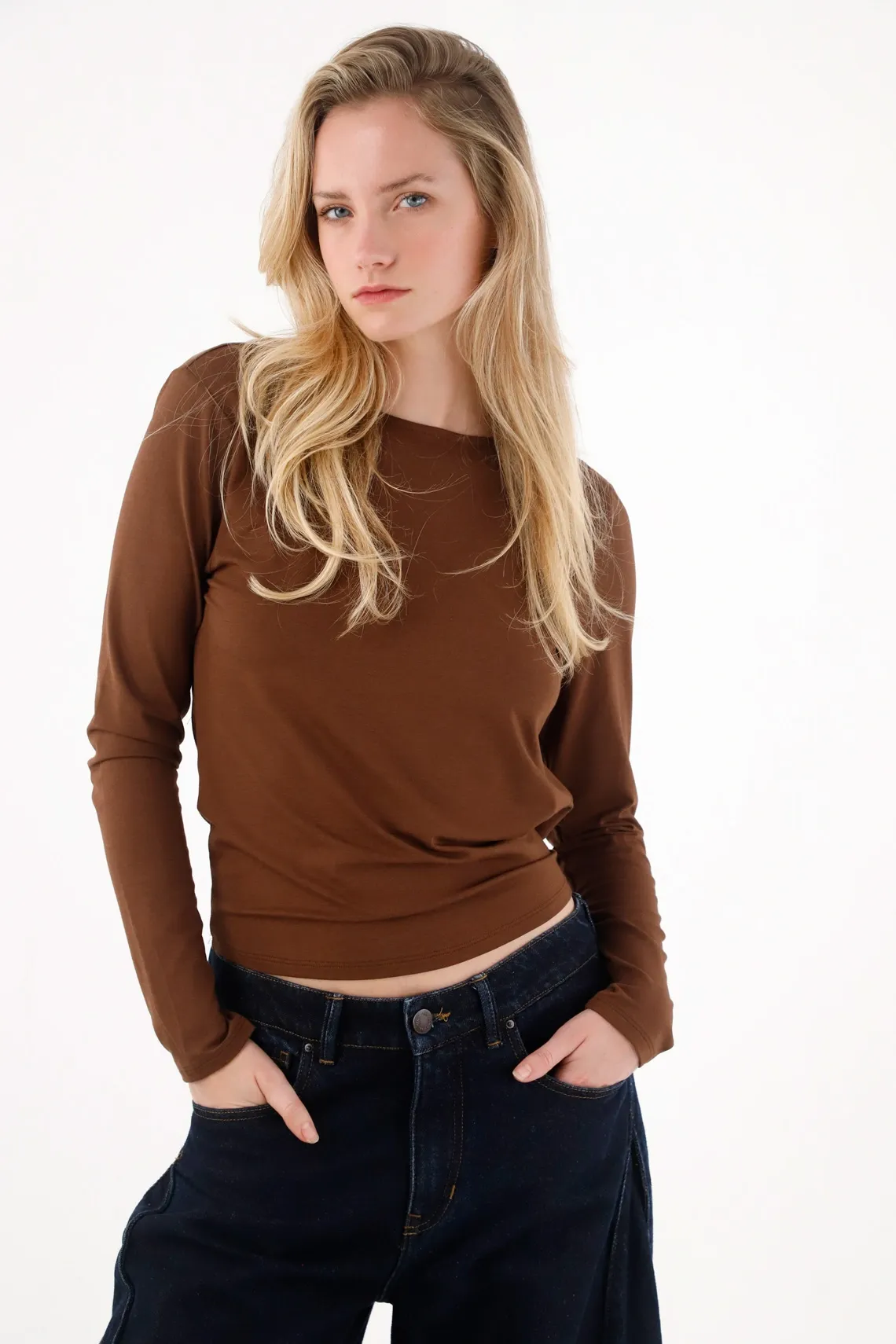 Camiseta con drappeado café para mujer