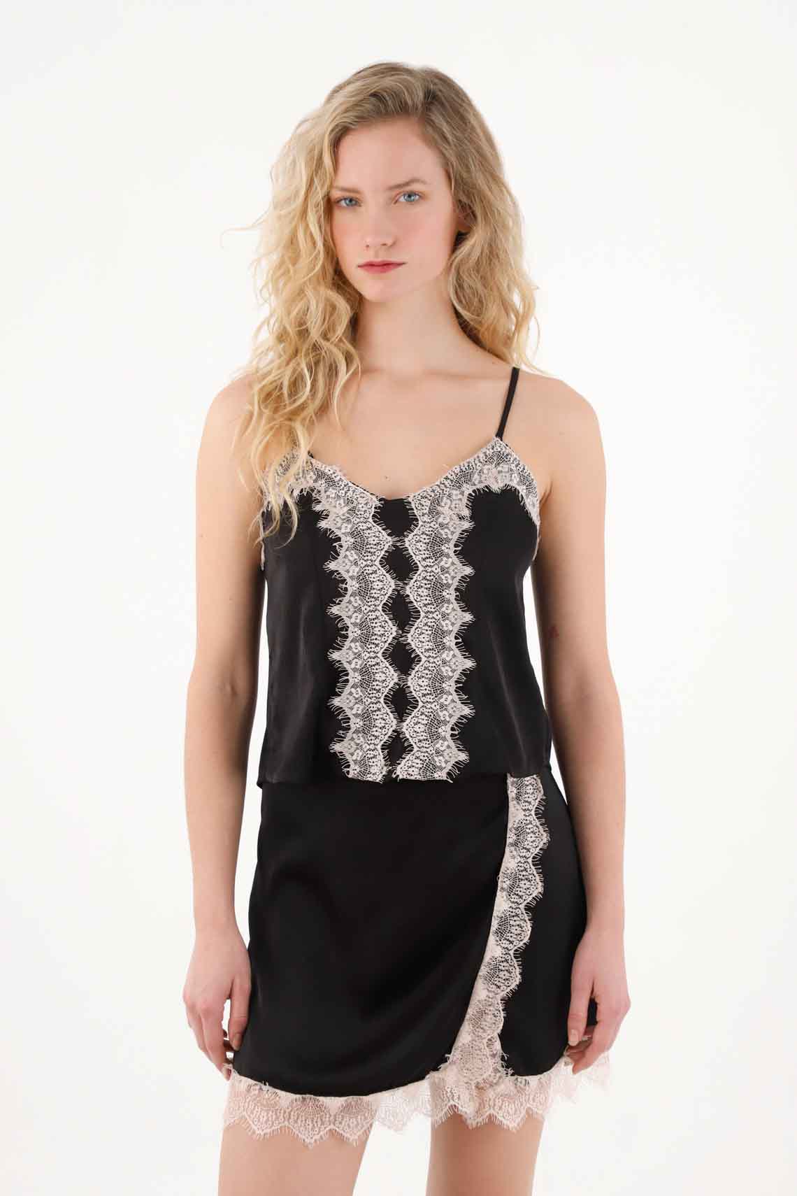 Camisa de tiras con encaje negra para mujer