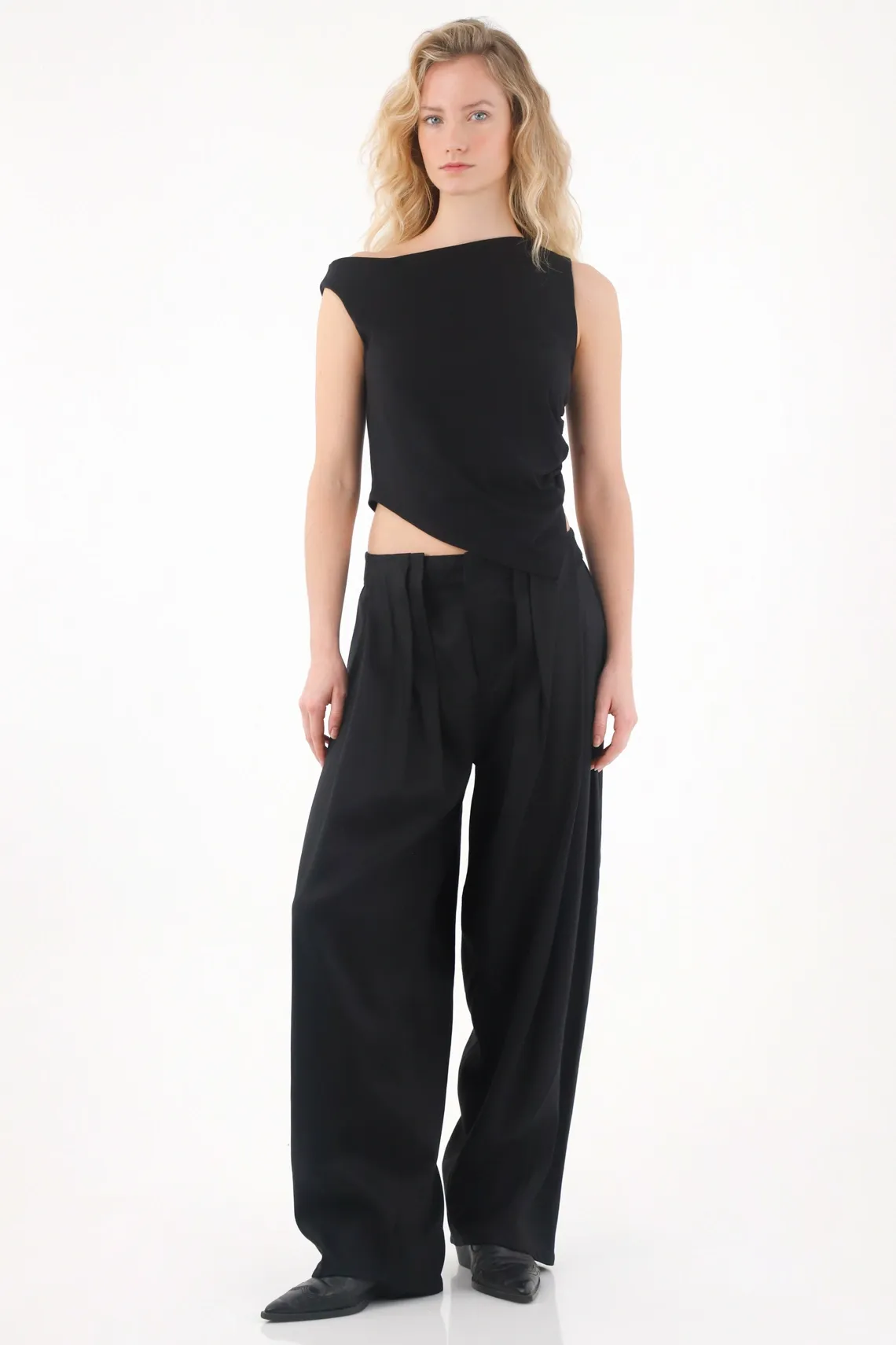 Pantalón con prenses negro para mujer