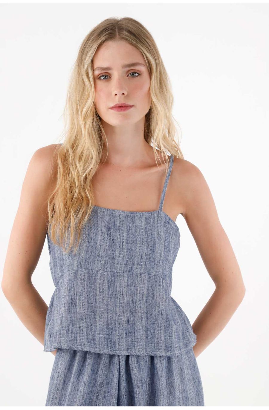 Camisa de tiras y tela fluida azul para mujer