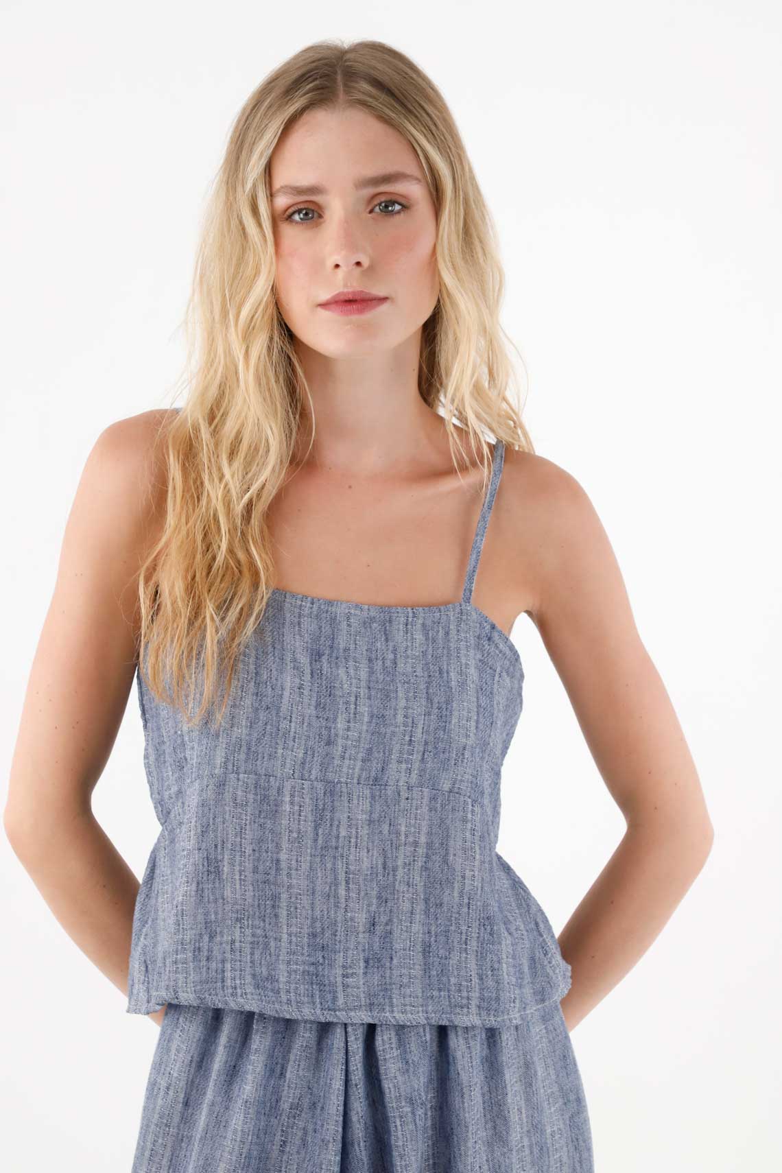 Camisa de tiras y tela fluida azul para mujer