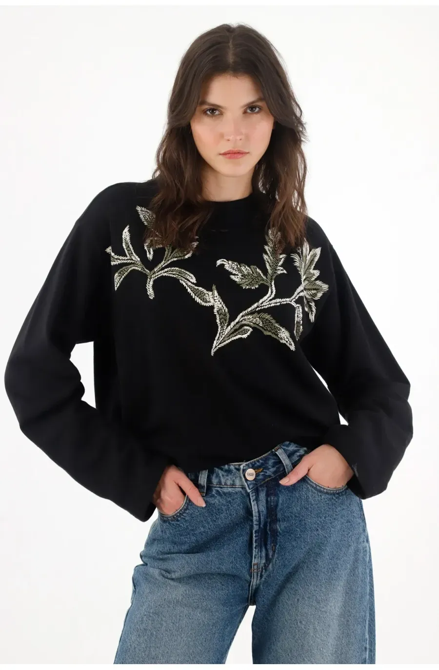 Buzo con detalle en frente negro para mujer