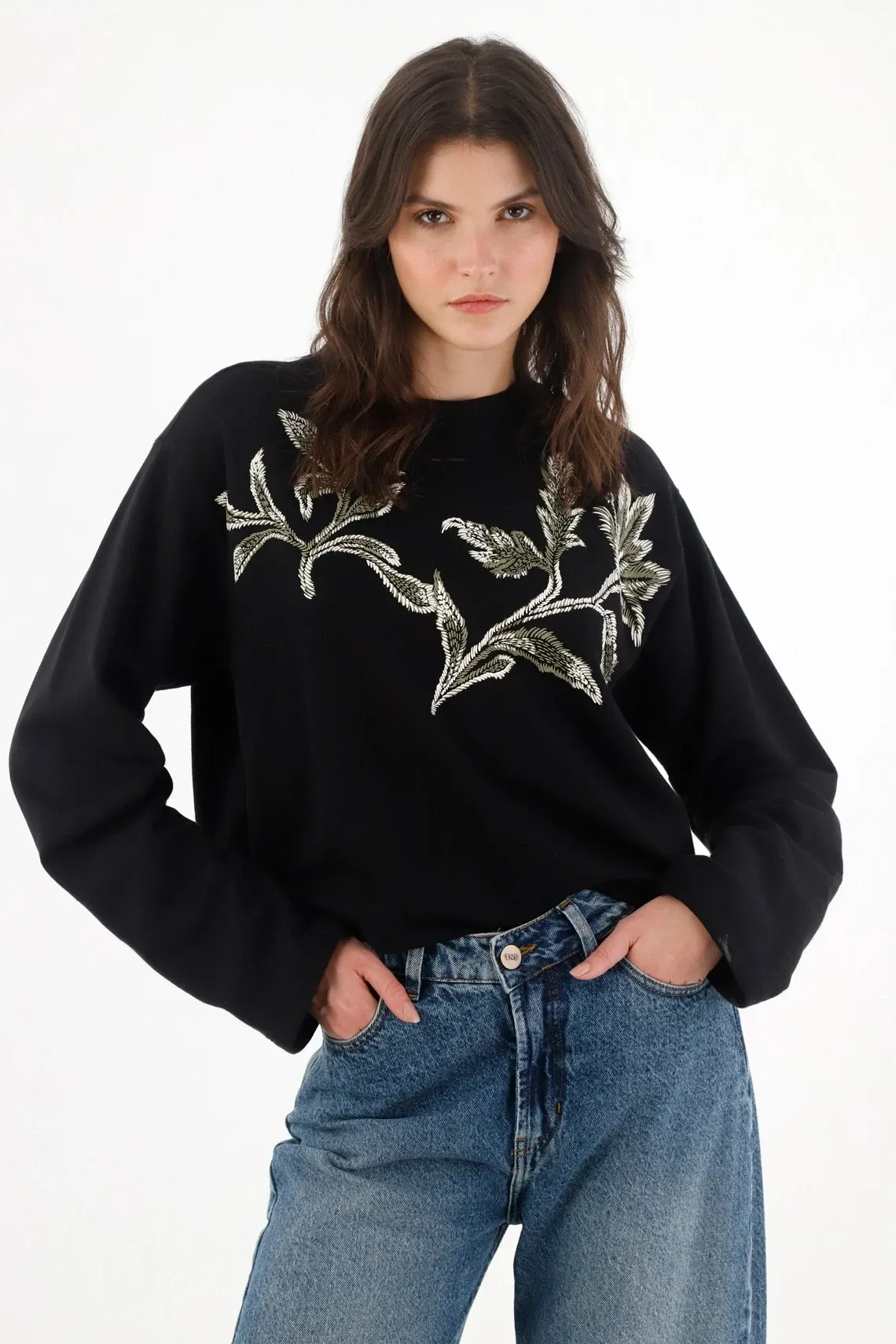 Buzo con detalle en frente negro para mujer