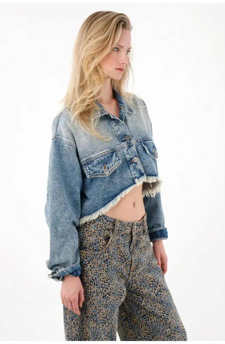 Chaqueta crop con ruedo al corte en denim para mujer