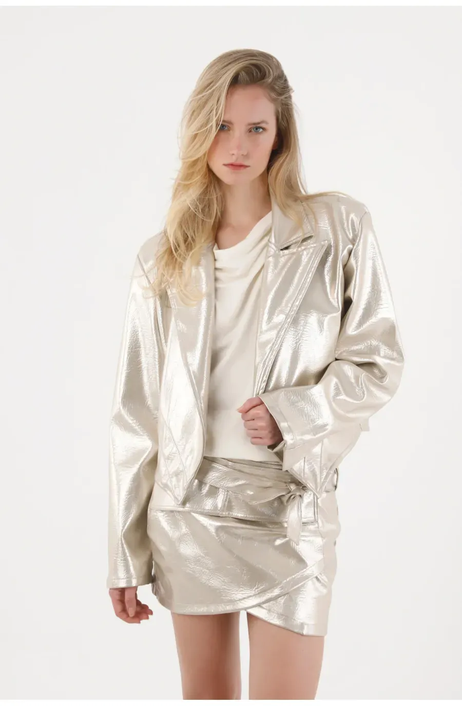 Chaqueta crop metalizada crudo para mujer
