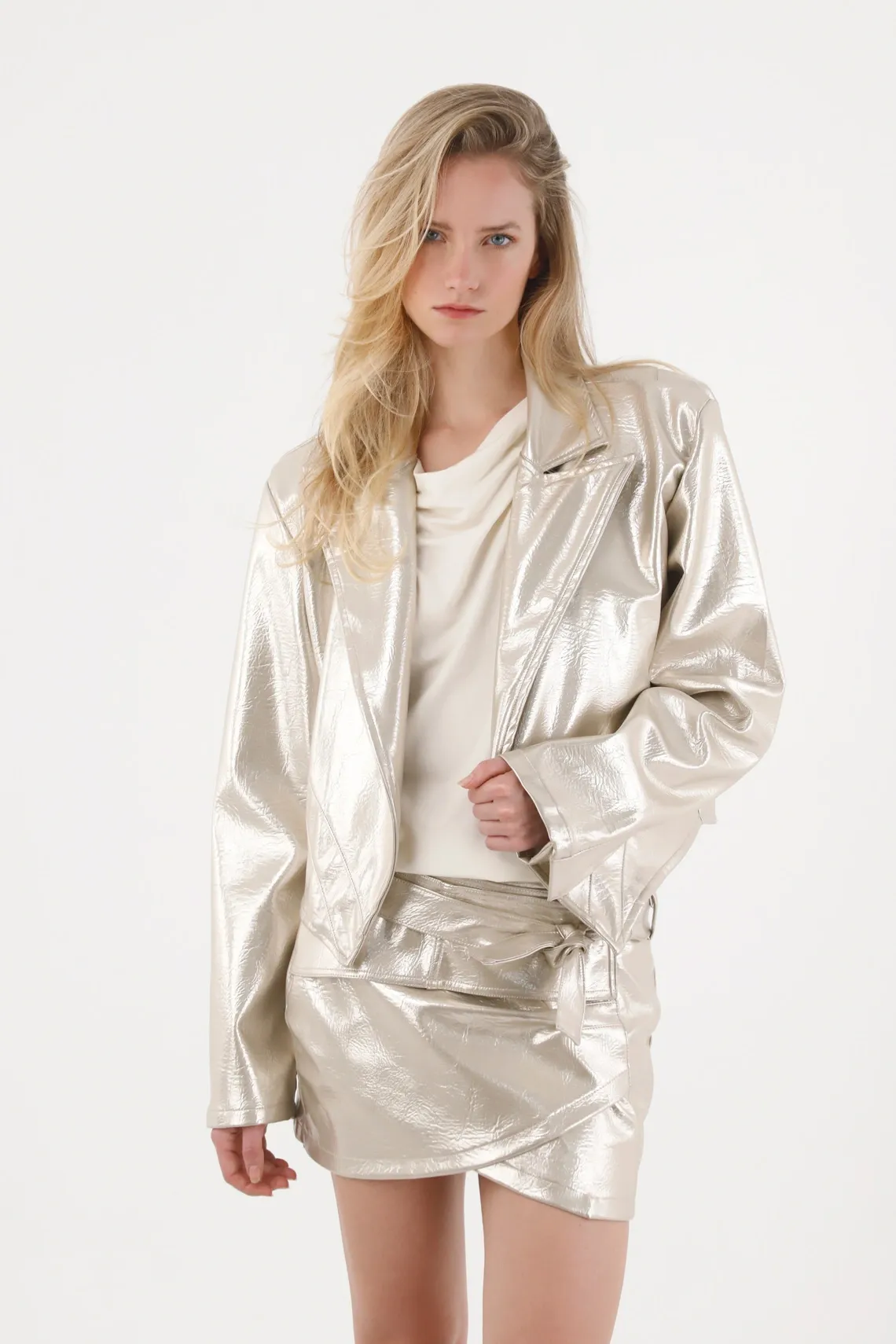 Chaqueta crop metalizada crudo para mujer