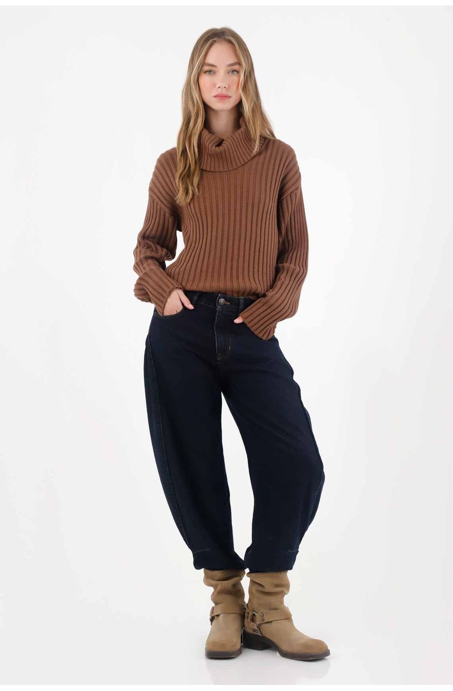 Buzo cuello tortuga café para mujer
