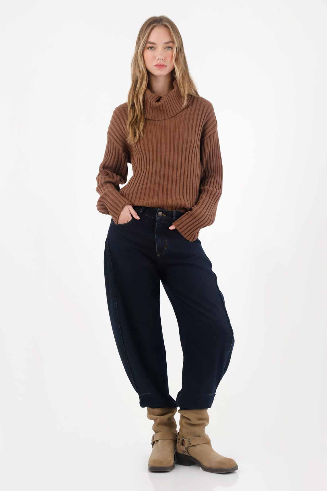 Buzo cuello tortuga café para mujer