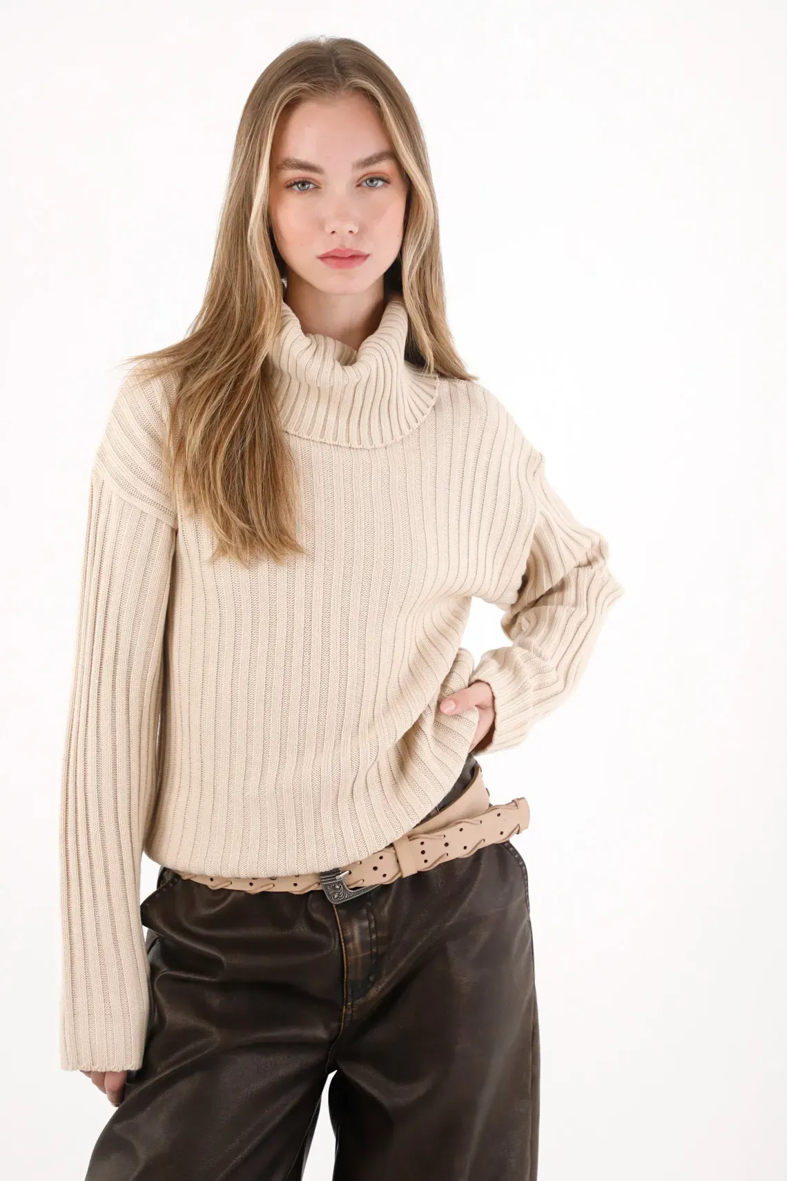 Buzo cuello tortuga crudo para mujer