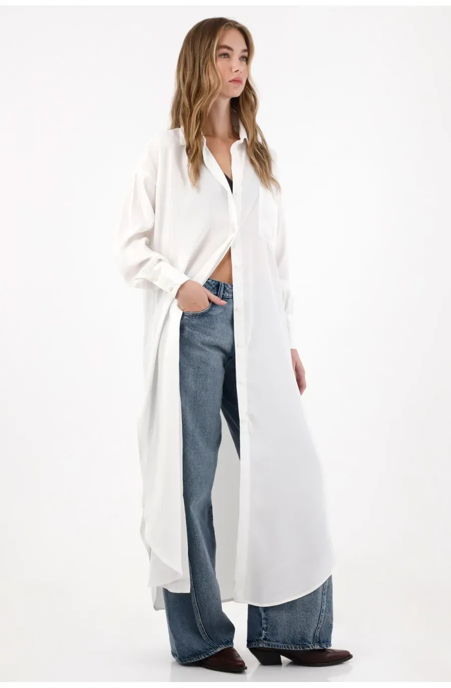 Camisa larga con bolsillo de parche crudo para mujer