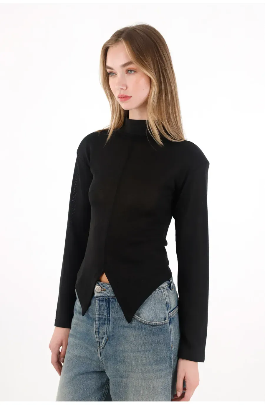 Camiseta con ruedo asimétrico negra de silueta amplia para mujer