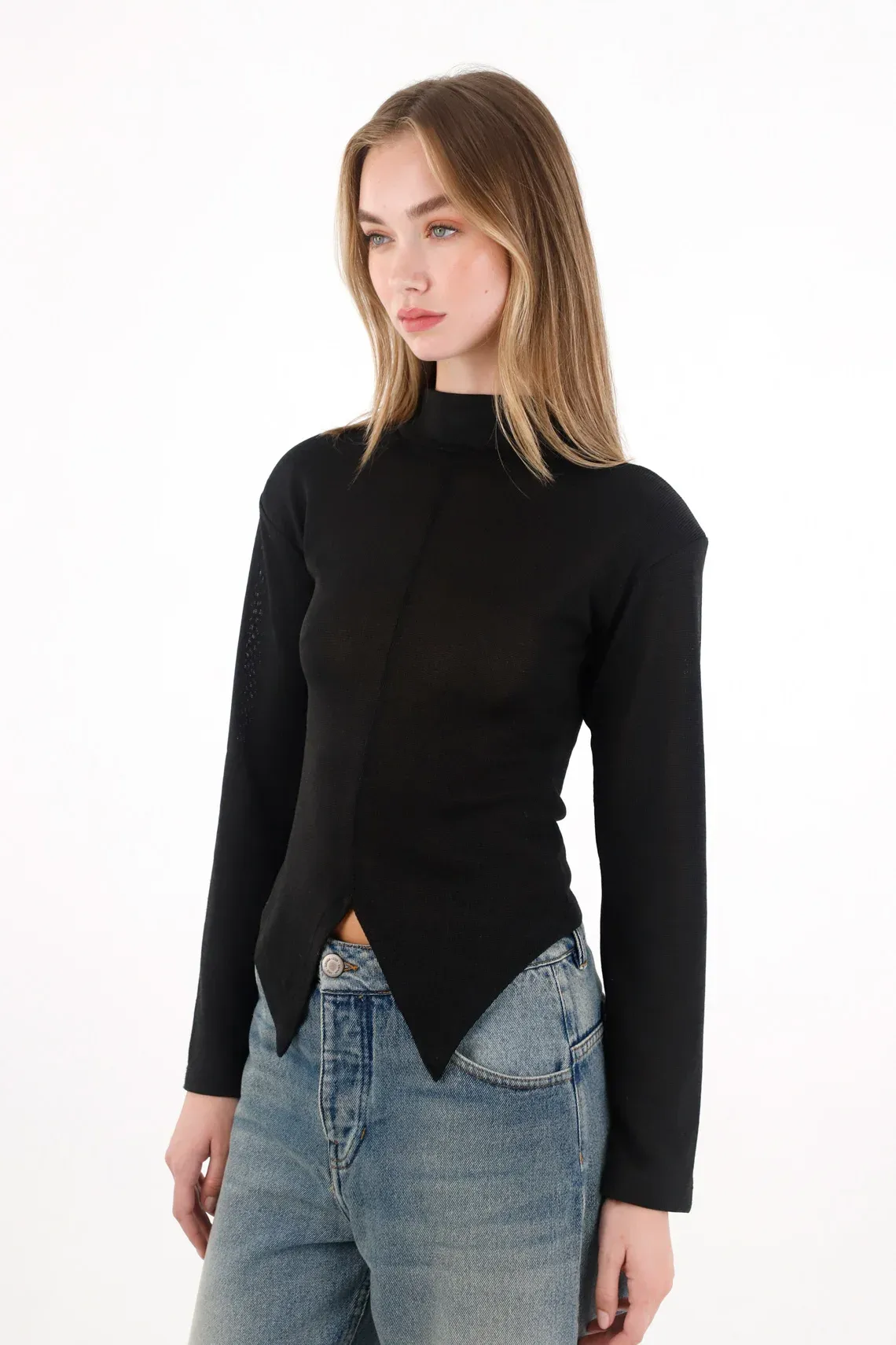 Camiseta con ruedo asimétrico negra de silueta amplia para mujer