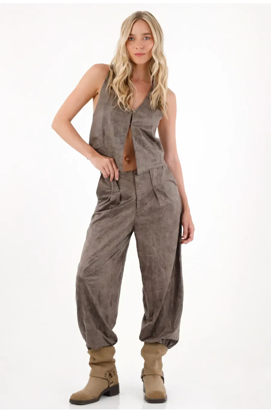 Pantalón tipo jogger de textura suave café para mujer