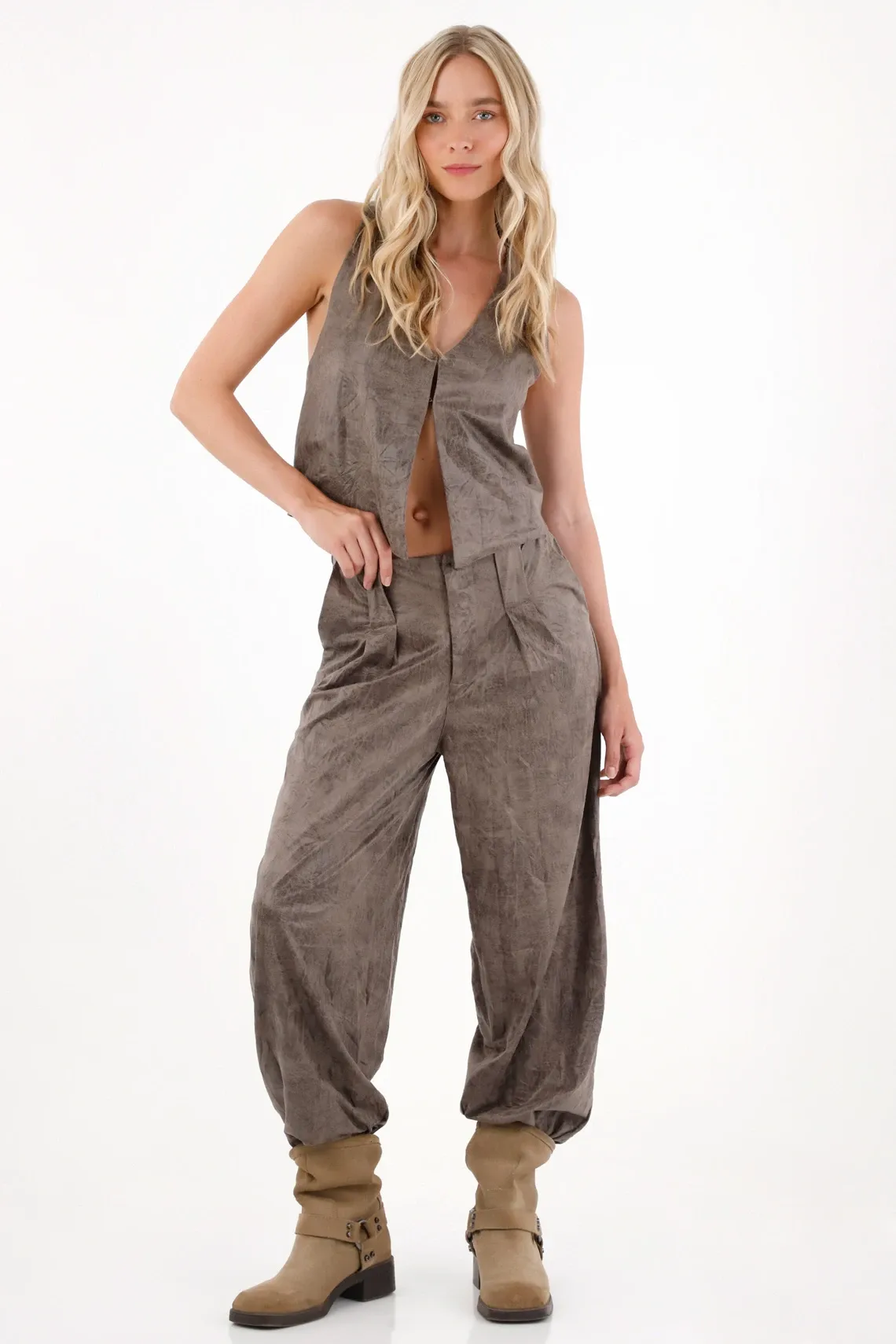 Pantalón tipo jogger de textura suave café para mujer