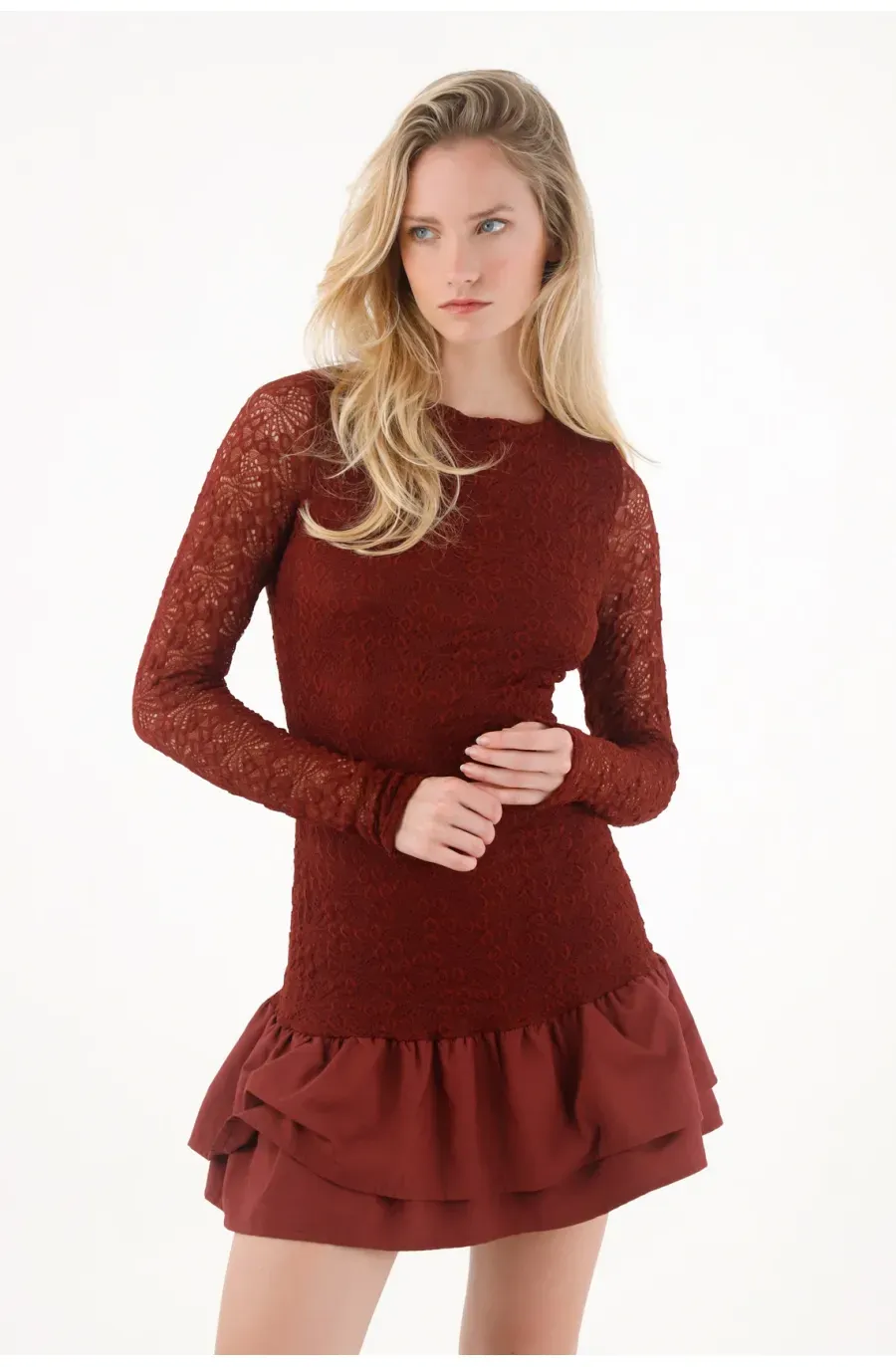 Vestido corto en encaje vinotinto para mujer